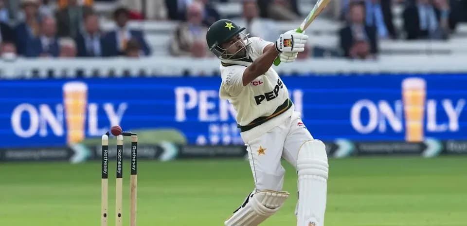Batteur frappant la balle lors d'un match de cricket