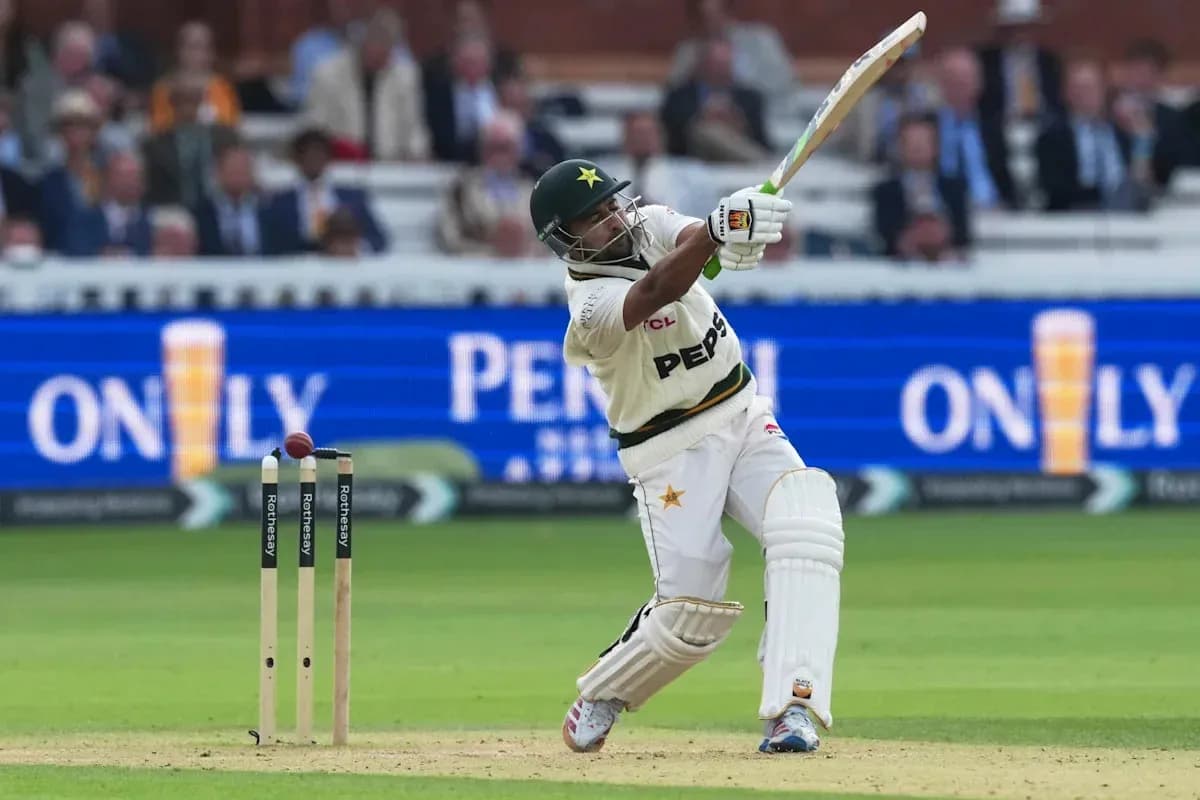 Batteur frappant la balle lors d'un match de cricket