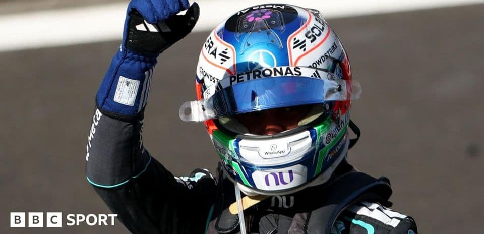 Pilote de F1 levant le poing en signe de victoire