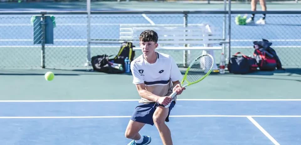 Joueur de tennis prêt à frapper la balle