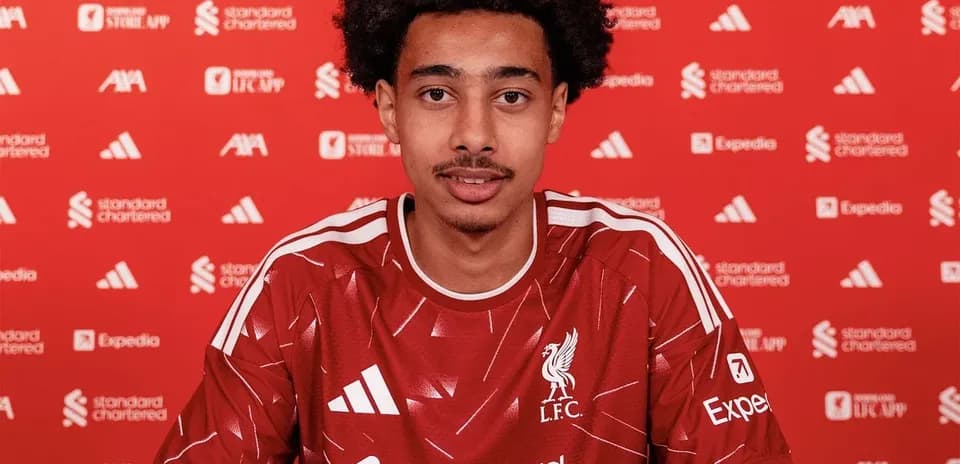 Joueur signant un contrat avec Liverpool FC