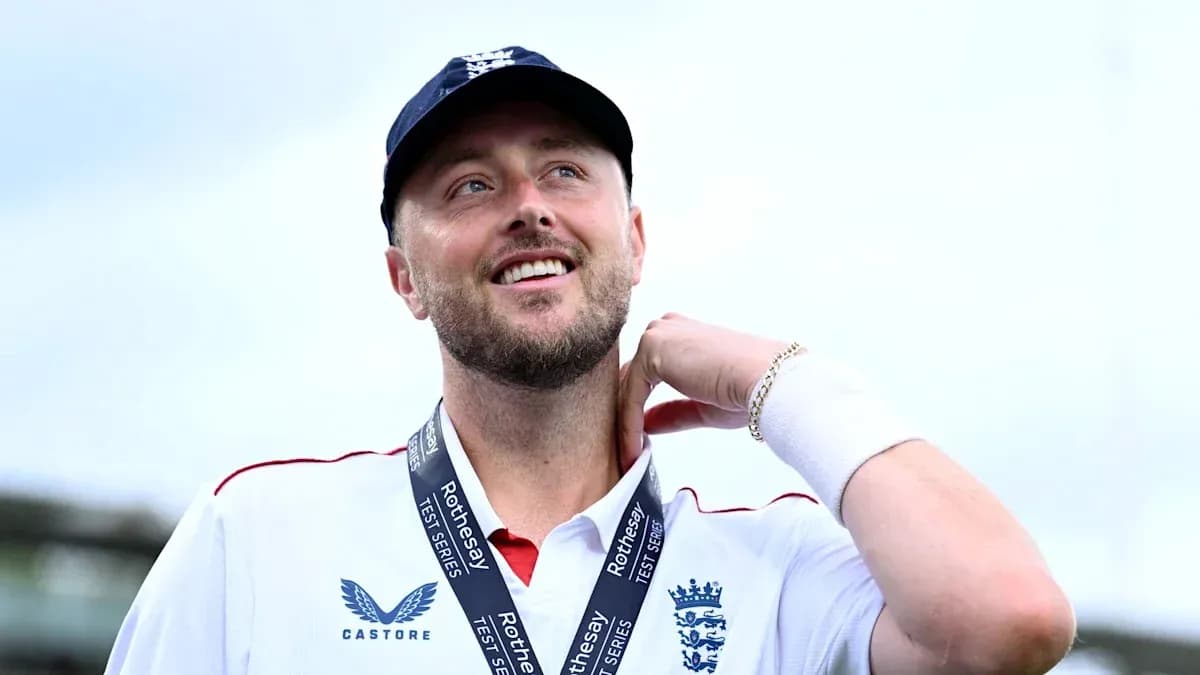 Joueur de cricket avec médaille, souriant au ciel Joueur de cricket avec médaille, souriant au ciel