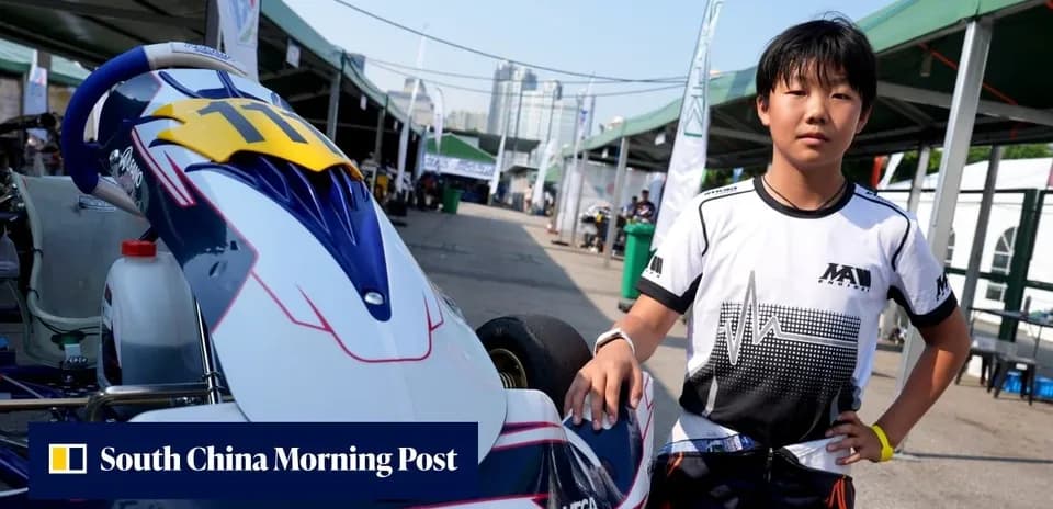 Jeune pilote de karting posant avec son kart