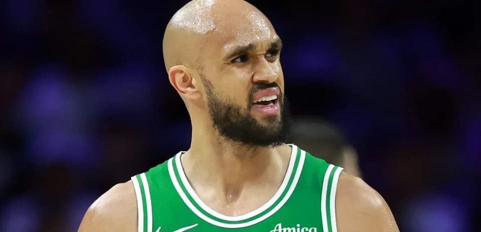 Joueur de basket en maillot vert sur le terrain