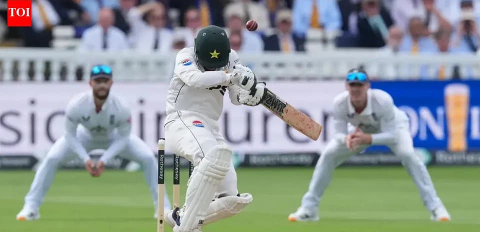 Batteur pakistanais esquivant une balle au cricket