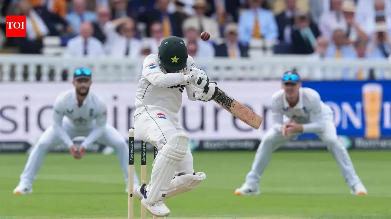 Batteur pakistanais esquivant une balle au cricket