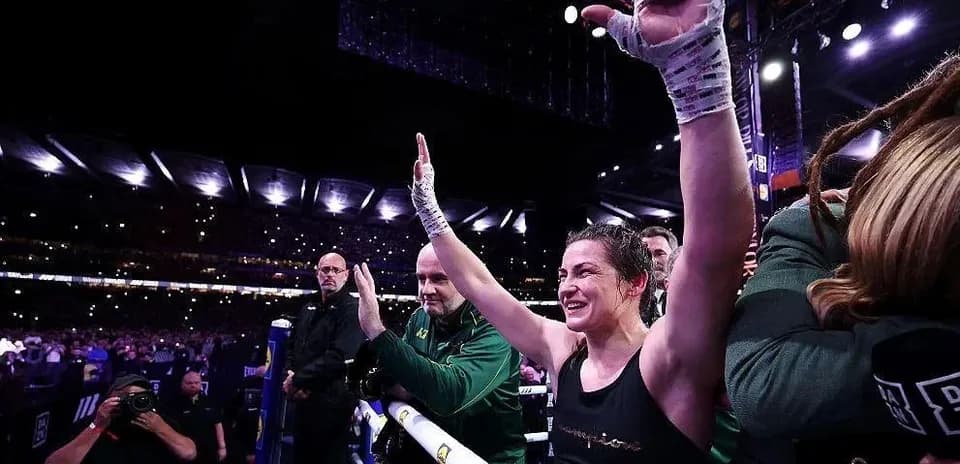 Boxeuse levant les bras après sa victoire