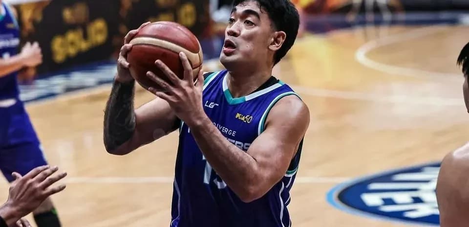 Joueur de basket prenant un tir sur le terrain