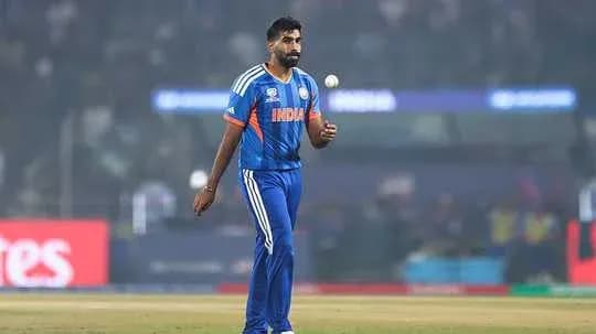 Joueur indien marchant sur le terrain avec une balle