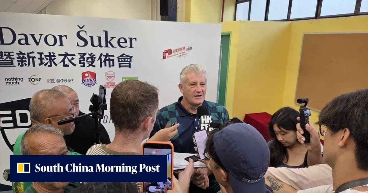 Davor Šuker lors d'une conférence de presse entouré de journalistes