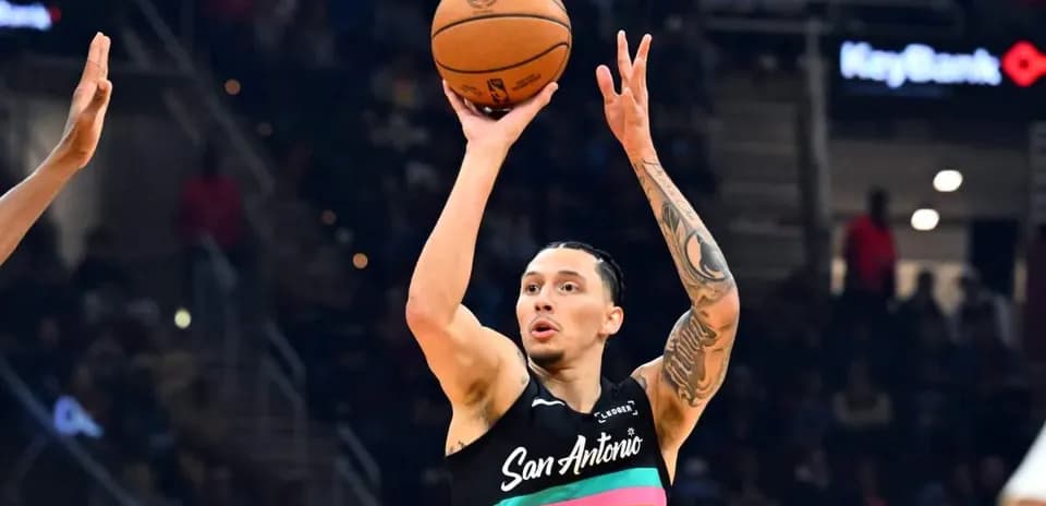 Joueur de San Antonio tirant au basketball