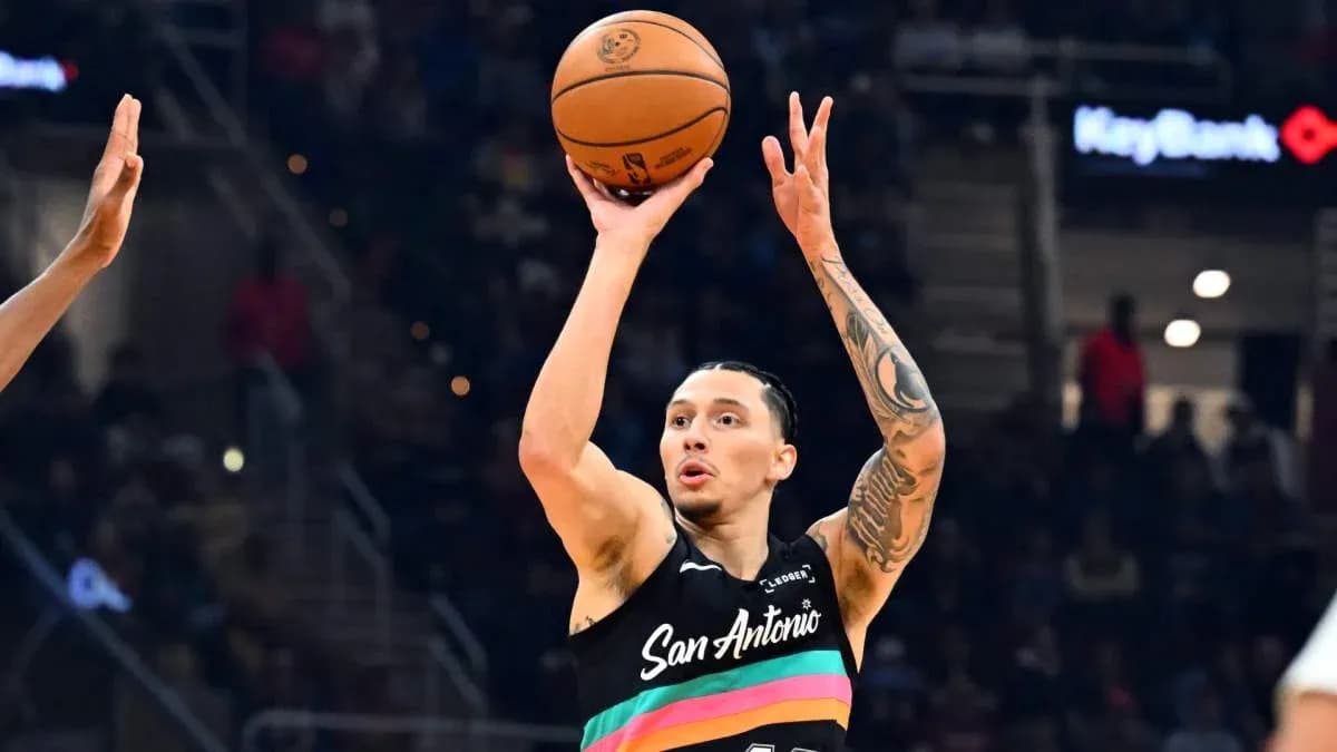 Joueur de San Antonio tirant au basketball