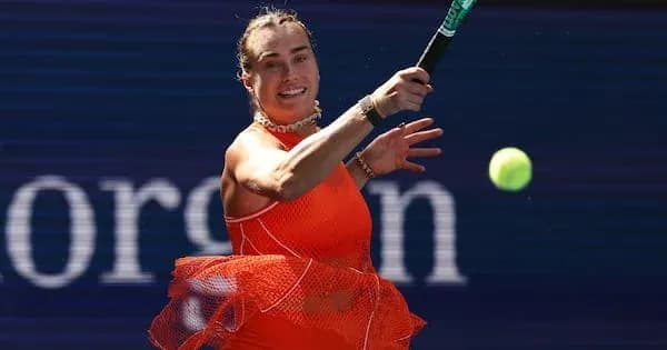Joueuse de tennis frappant une balle au court