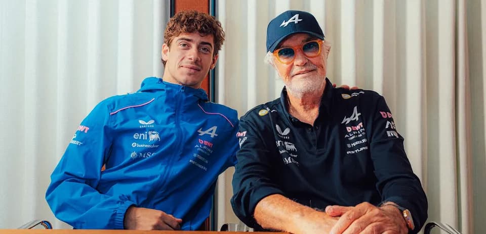 Deux membres de l'équipe Alpine posant ensemble