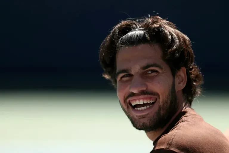 Joueur de tennis souriant sur le court