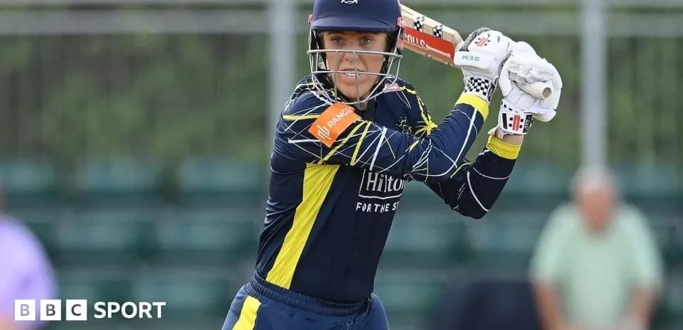Joueuse de cricket prête à frapper la balle