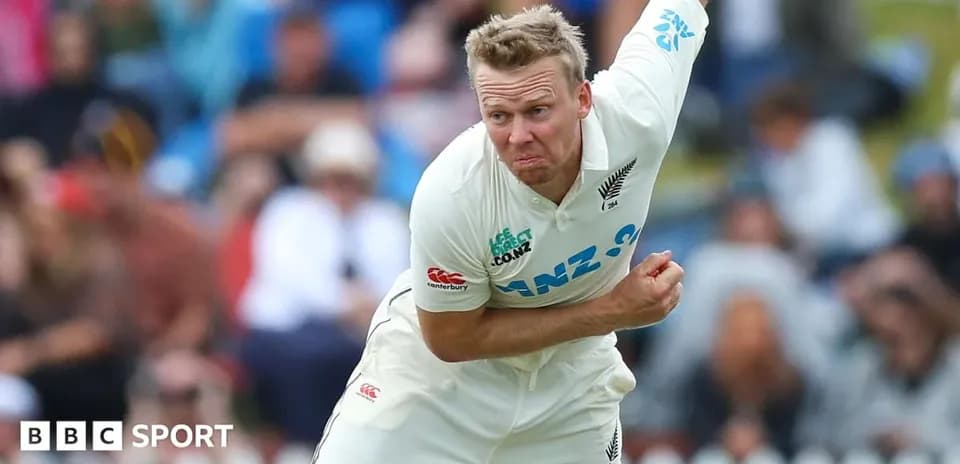 Joueur de cricket lançant une balle en match