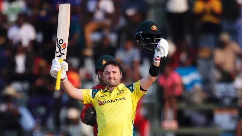 Joueur australien célébrant un score avec batte et casque