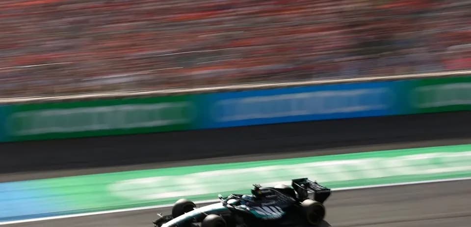 Voiture de Formule 1 en course sur circuit
