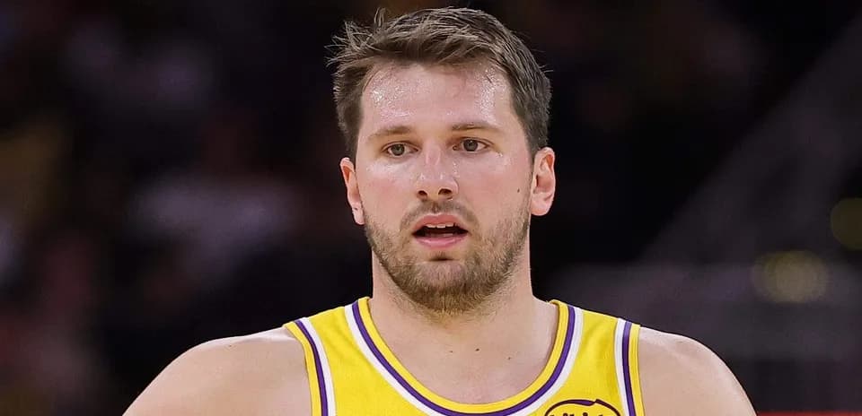 Joueur de basket en maillot des Lakers sur le terrain