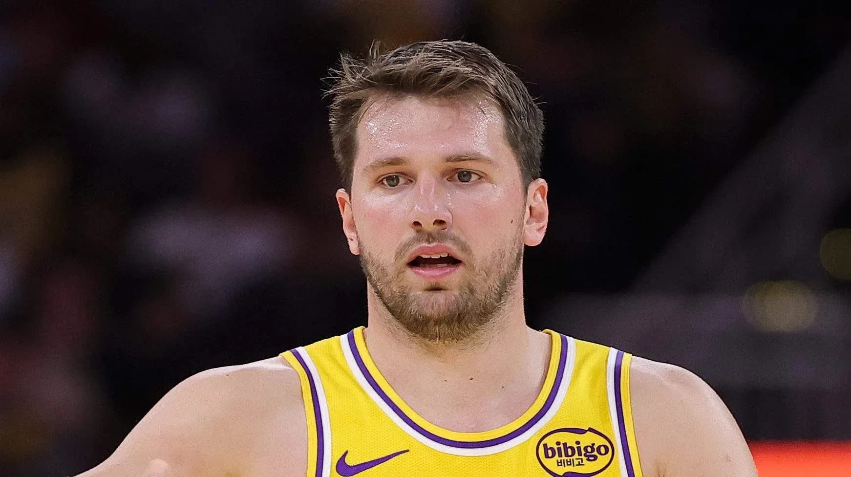 Joueur de basket en maillot des Lakers sur le terrain Joueur de basket en maillot des Lakers sur le terrain