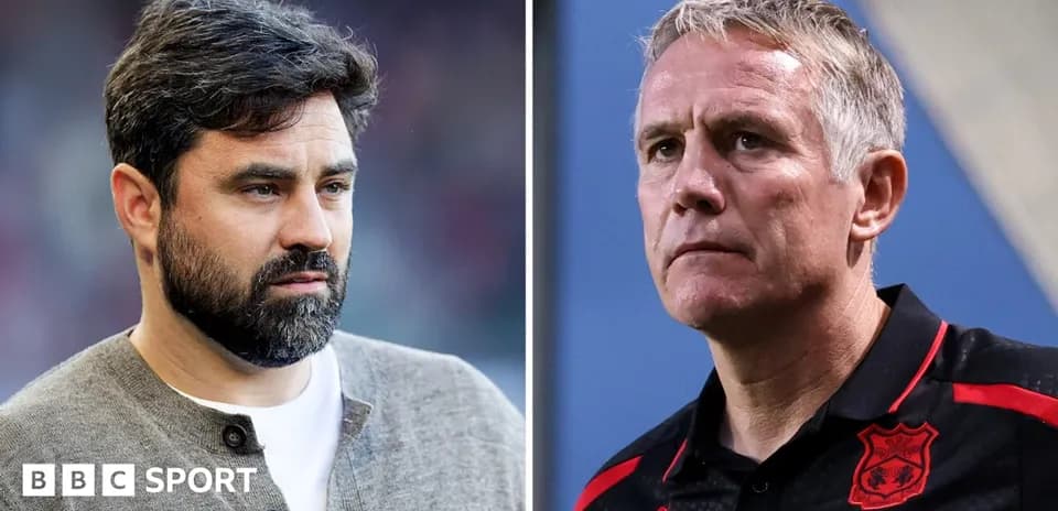 Deux entraîneurs se regardant pendant un match