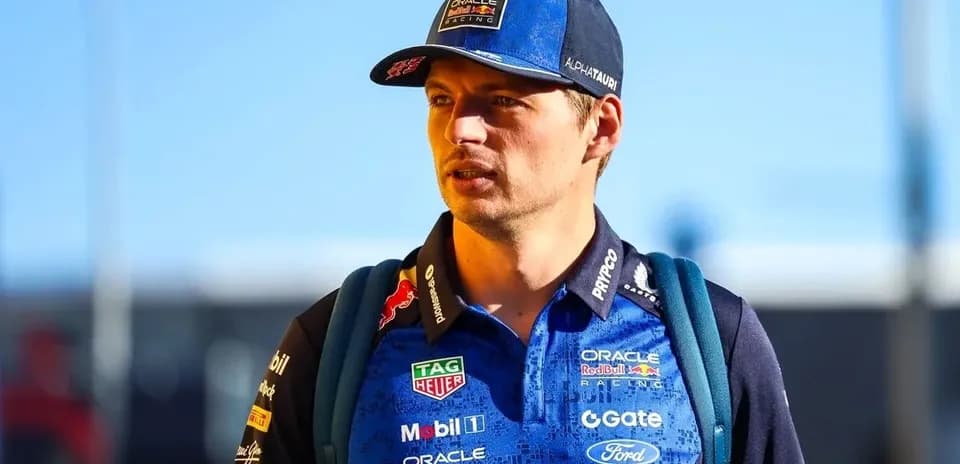 Pilote se dirigeant vers le circuit de course