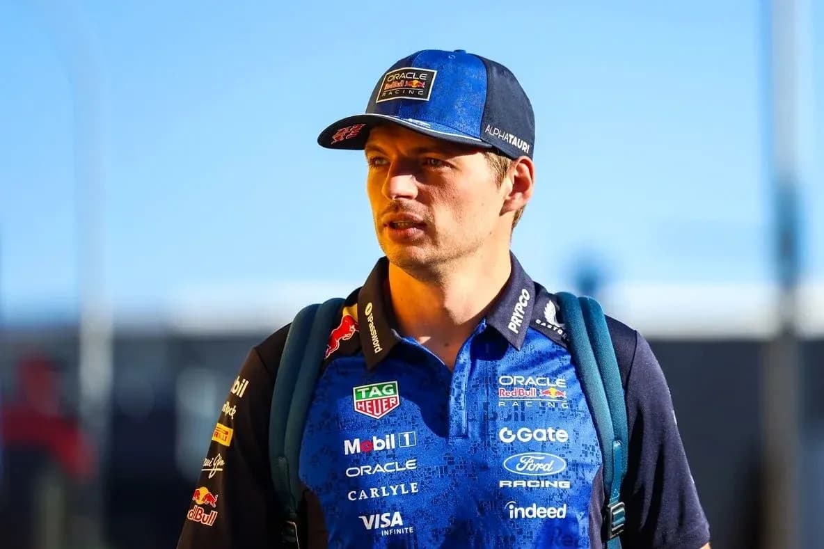 Pilote se dirigeant vers le circuit de course