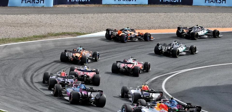 Voitures de Formule 1 en course dans un virage