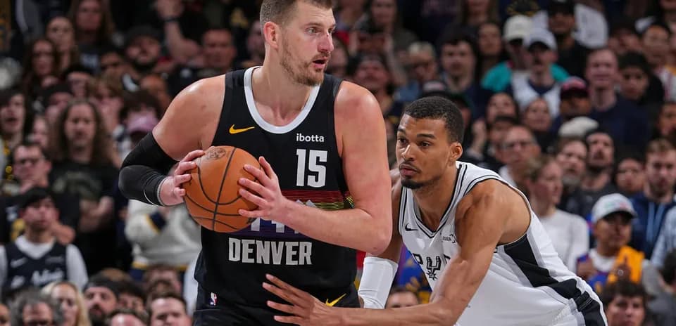 Joueur dribblant le ballon pendant un match de basket