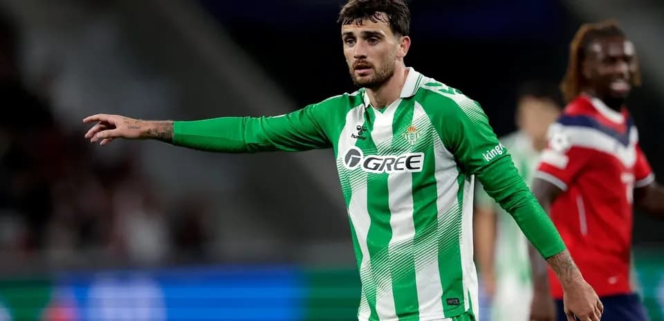 Joueur de Betis levant le bras pendant le match