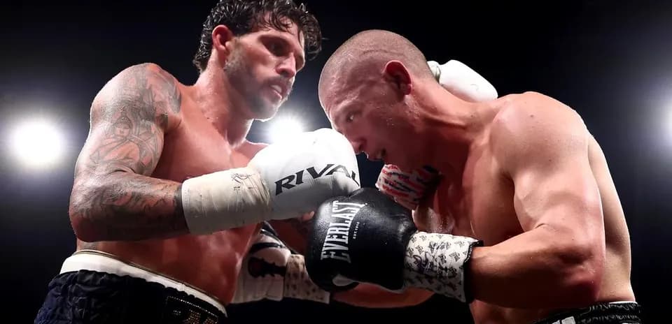 Deux boxeurs se battant sur le ring