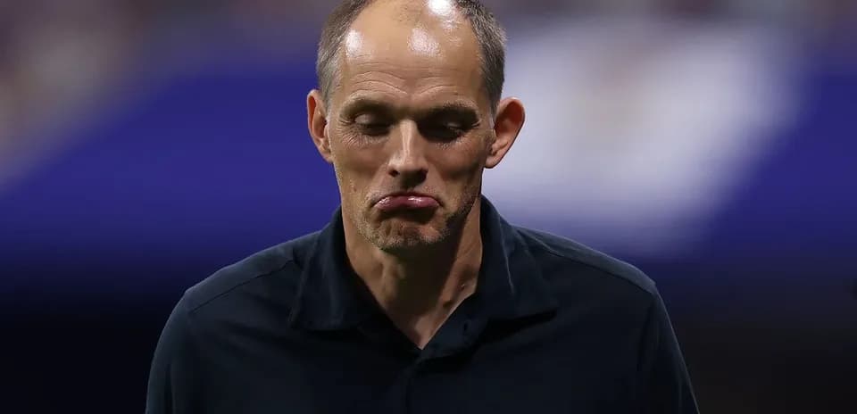 Entraîneur quittant le terrain après le match