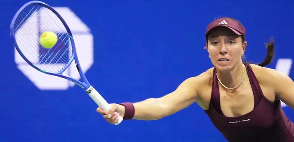 Joueuse de tennis frappant une balle au filet