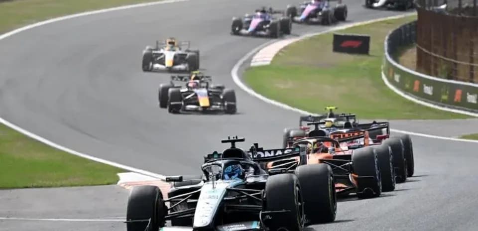 Voitures de F1 en course sur circuit sinueux