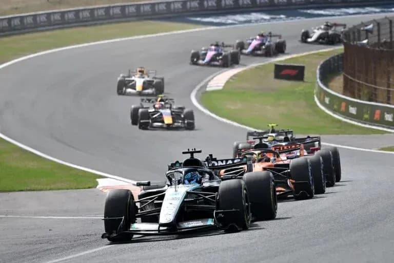 Voitures de F1 en course sur circuit sinueux