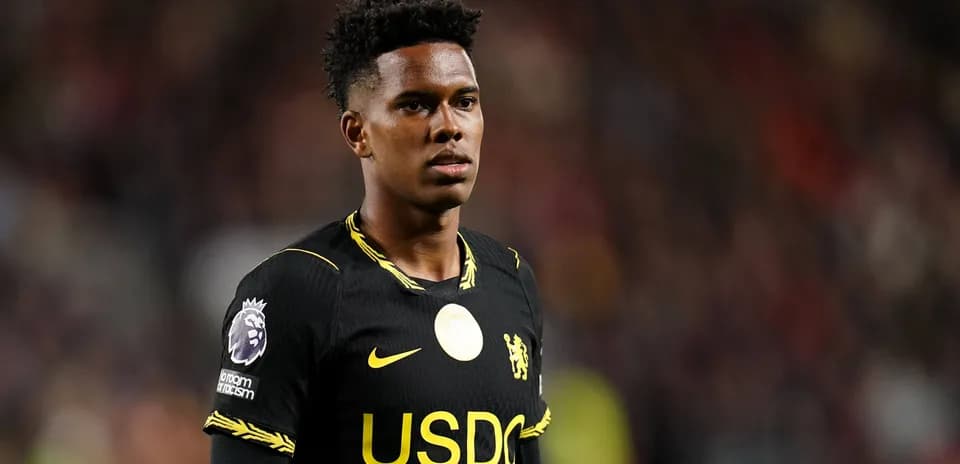 Joueur de Chelsea en tenue noire sur le terrain