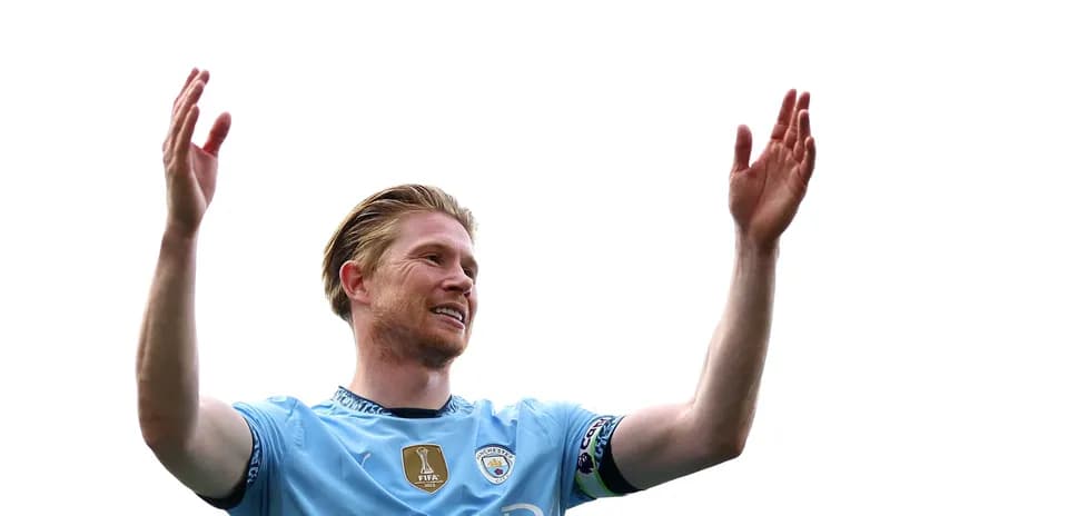Joueur de Manchester City levant les bras en célébration