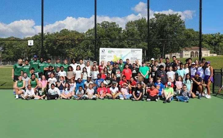 Groupe de participants sur un court de tennis