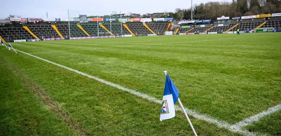 Drapeau de coin sur le terrain de football