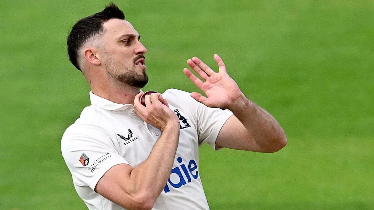 Joueur de cricket tenant sa chemise pendant le match