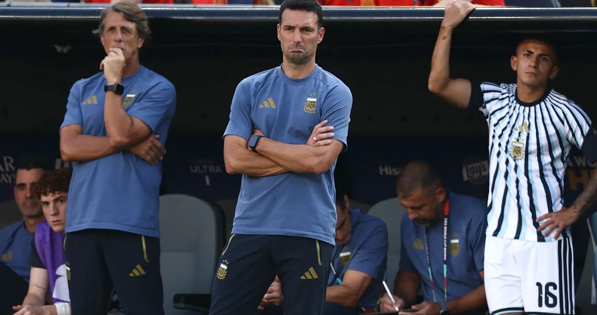 Entraîneur argentin observant le match sur le banc