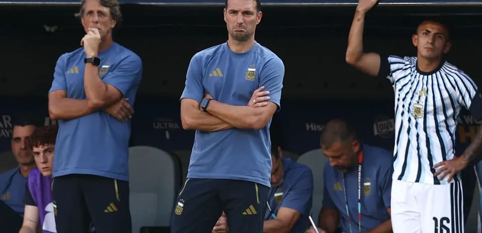 Entraîneur argentin observant le match sur le banc