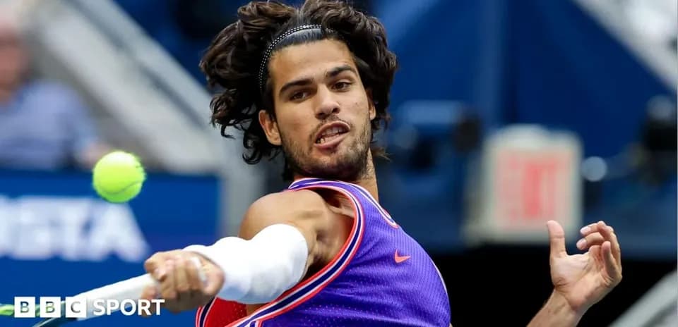 Joueur de tennis frappant une balle sur le court