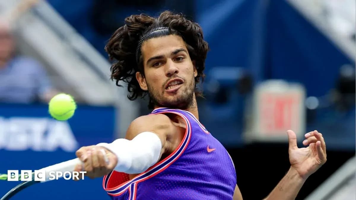 Joueur de tennis frappant une balle sur le court