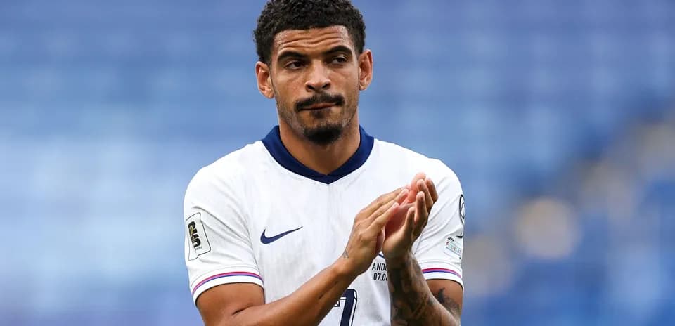 Joueur applaudissant sur le terrain de football