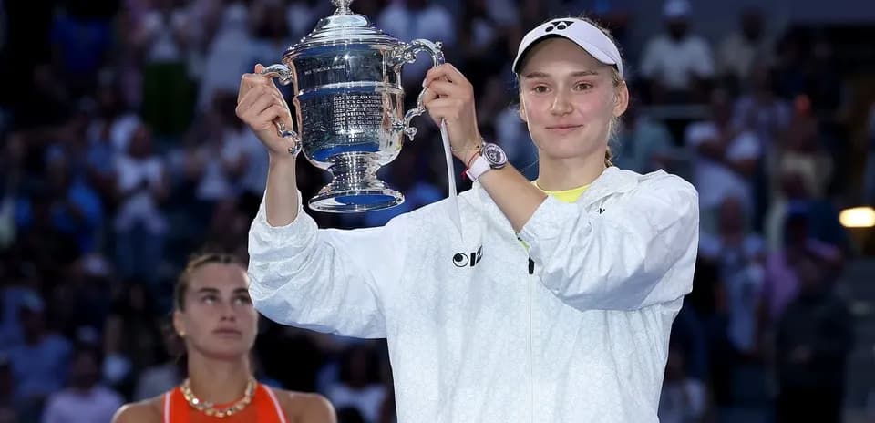 Joueuse levant le trophée après la victoire