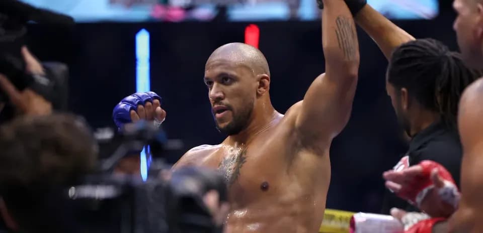 Lutteurs célébrant après un match de MMA