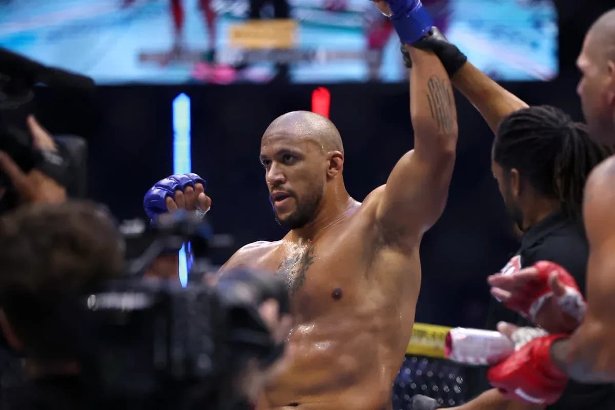 Lutteurs célébrant après un match de MMA