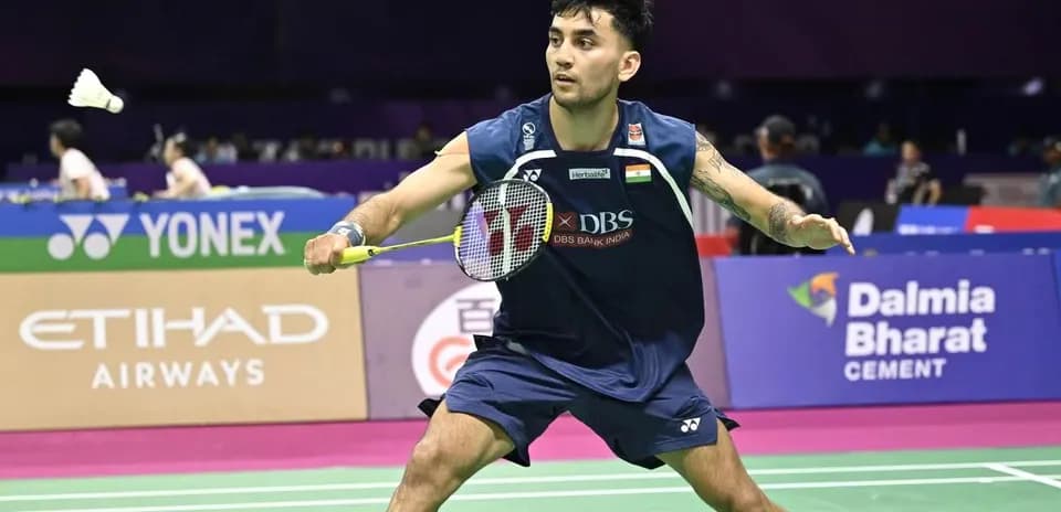 Joueur de badminton en action sur le court